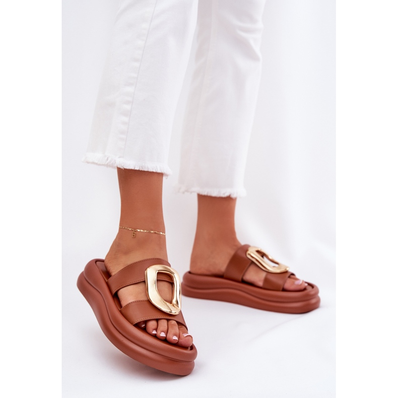 Women's flip flops on the platform with the golden detail Camel brown 2
