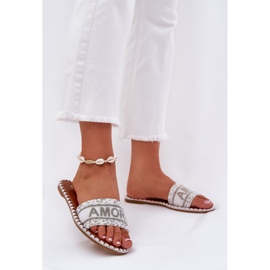 Flat -heeled women's flip flops with white decoration 2