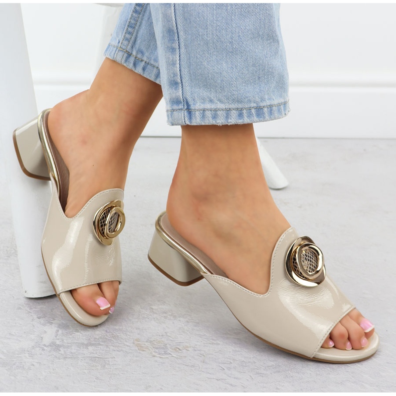 Slippers on a block with an ornament varnished beige Jezzi 214 1