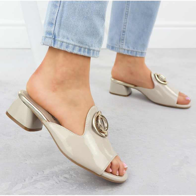 Slippers on a block with an ornament varnished beige Jezzi 214 2