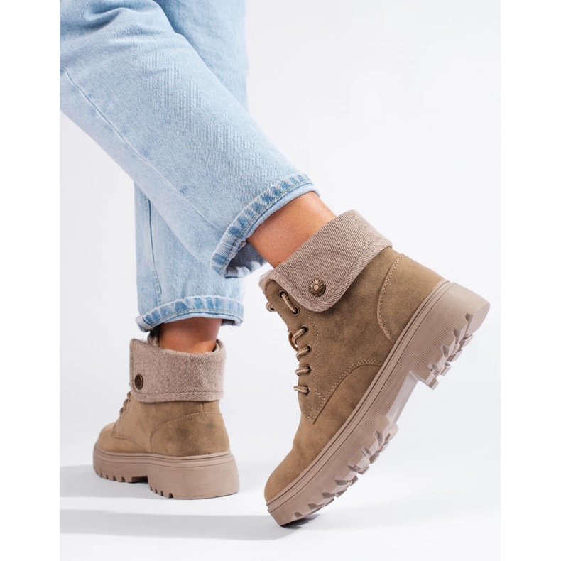 Beige women's sheepskin-lined hiking boots 2