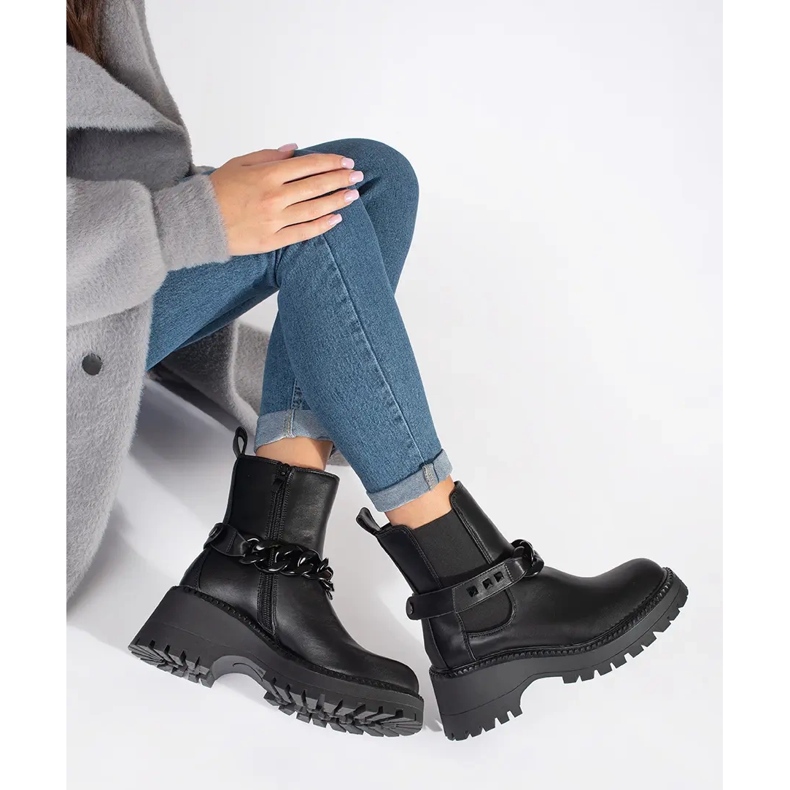 Women's Chelsea boots with a chain black 2