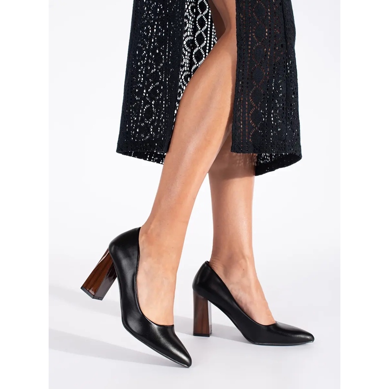Elegant black pumps with a block heel 1