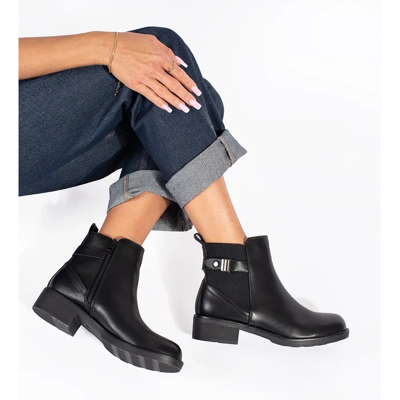 Black women's Chelsea boots with low heels 2