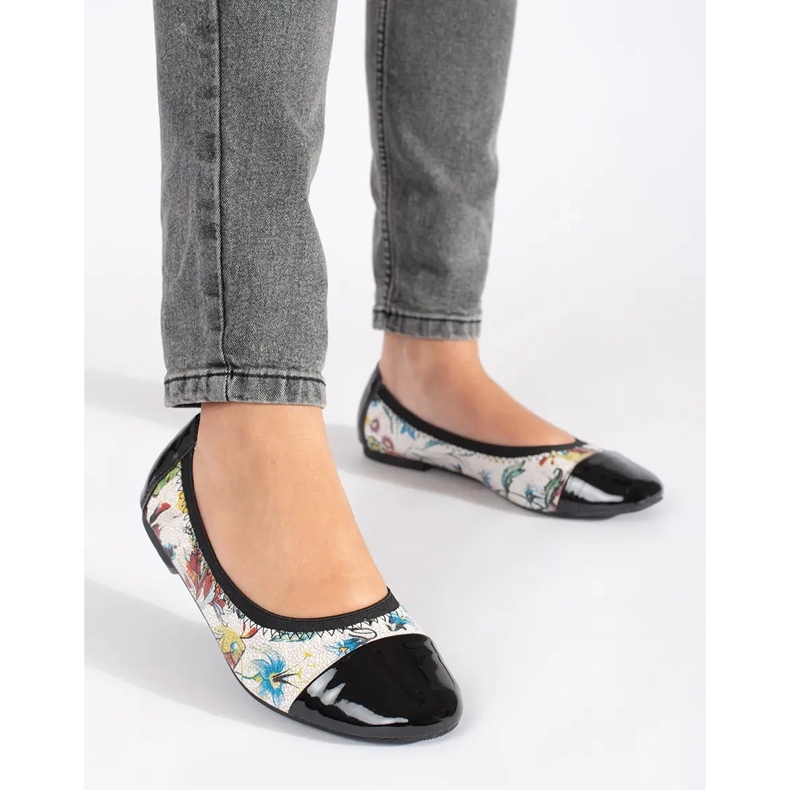 Goodin Ballet flats with a floral pattern and a patent toe black 1