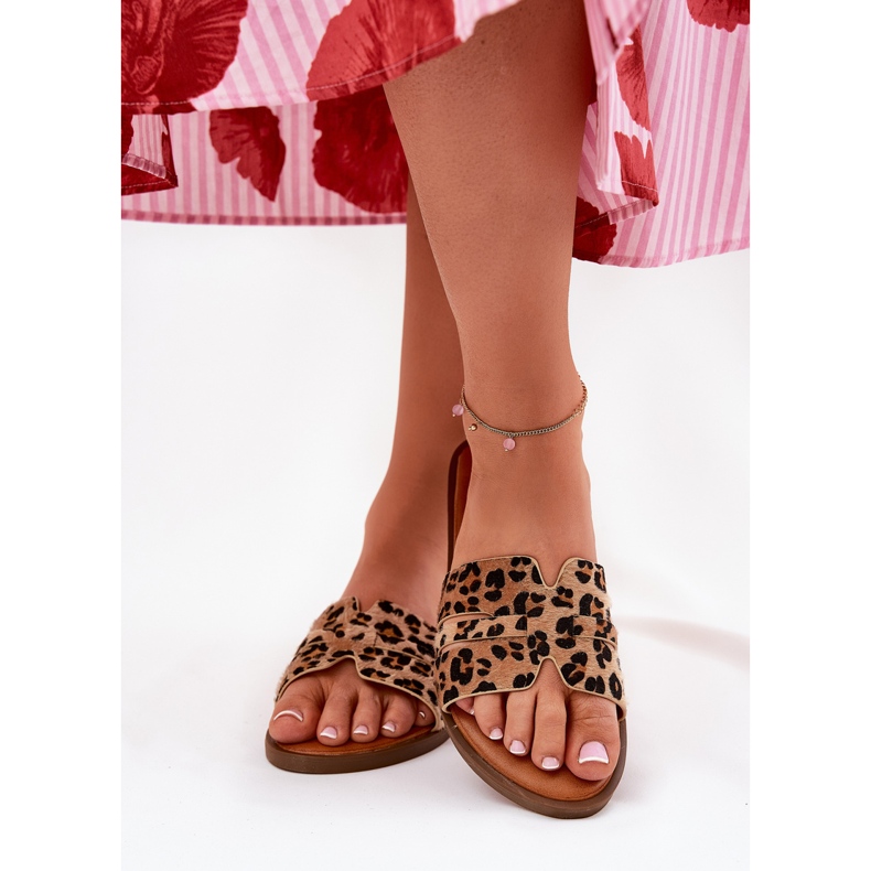 Flat -heeled women's flip flops with brown leopard leopards 2