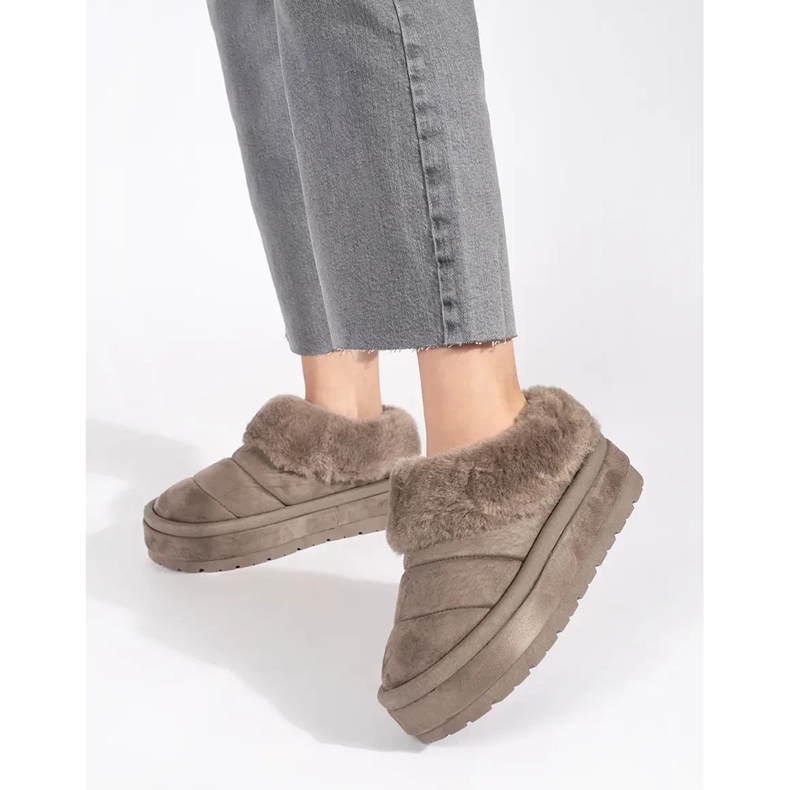 Beige low slip-on women's snow boots with fur 1 Beige low slip-on women's snow boots with fur 1