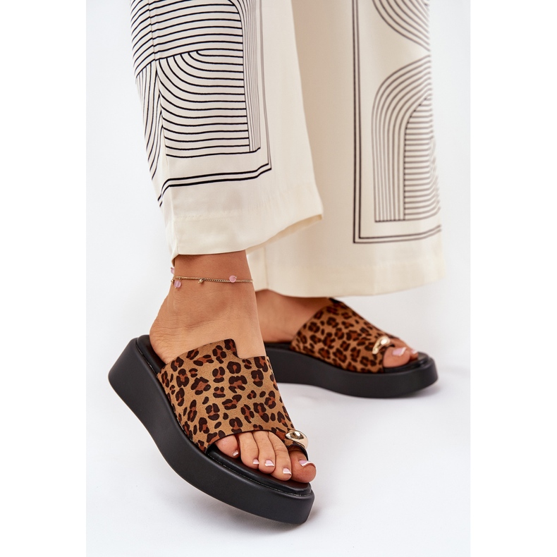 Women's flip flops on the platform and low wedges with decorative detail brown leopards 2