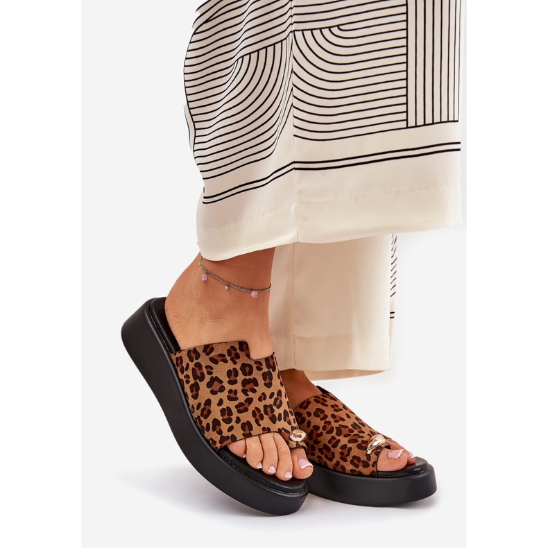 Women's flip flops on the platform and low wedges with decorative detail brown leopards 1