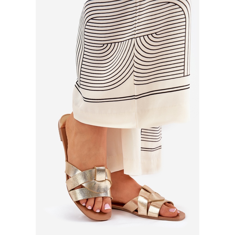 Flat women's flip flops with intertwining golden stripes 1