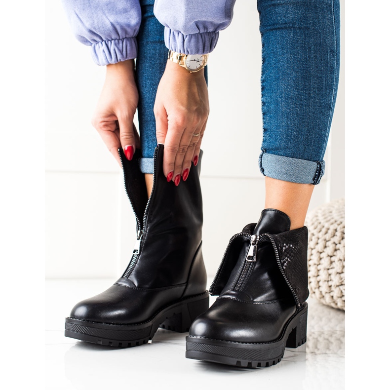 Workers with a fold-over Vinceza upper black 2