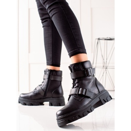 Workers with black buckles 1