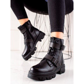 Workers with black buckles 2