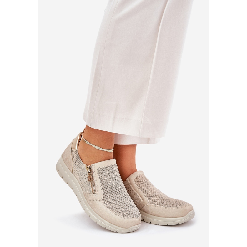 Women's shoes on the platform with golden castle 1