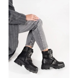 Workers with black buckles 1