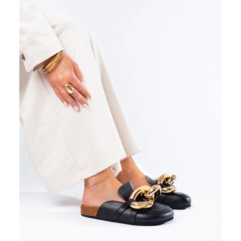 Black slides with a large Shelovet chain 1