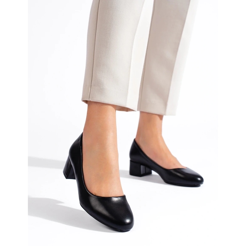 Women's low-heeled black pumps 1