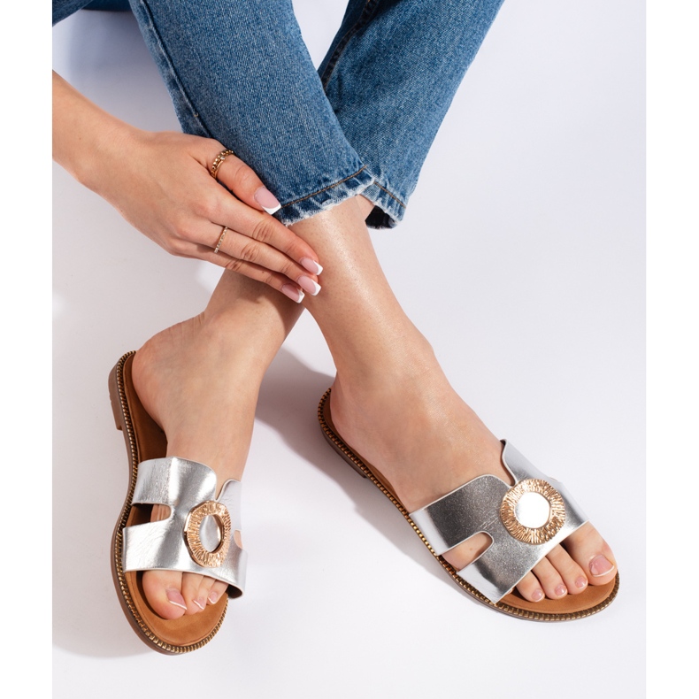 Women's silver flat flip-flops 2
