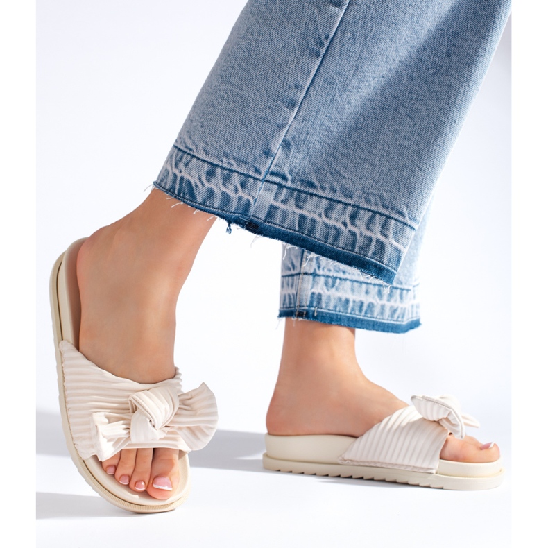 Beige slippers with a bow 2