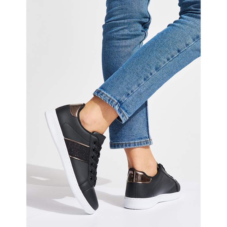 Black women's sports shoes 1 Black women's sports shoes 1