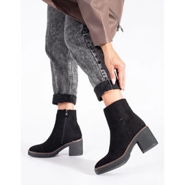 Suede black boots on the post 1