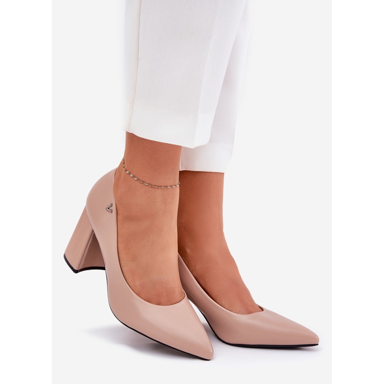 Elegant pumps on the Vinceza 62220 beige 1