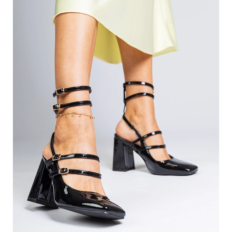 Black sandals varnished on the post 1