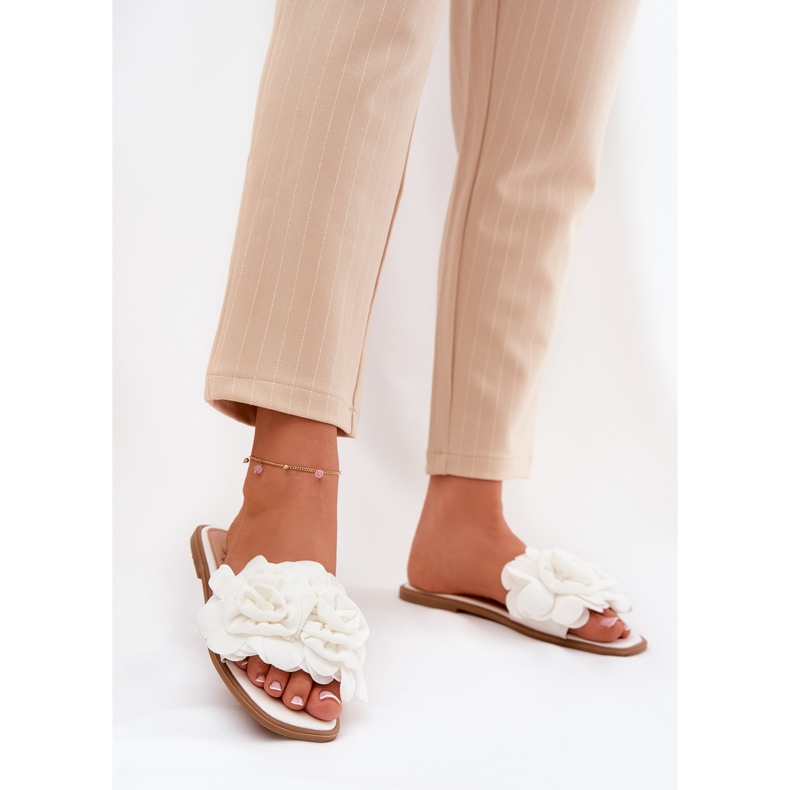 Flat -heeled women's flip flops with decorative flowers white 2