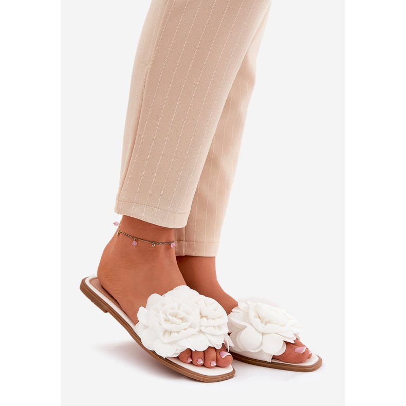 Flat -heeled women's flip flops with decorative flowers white 1 Flat -heeled women's flip flops with decorative flowers white 1
