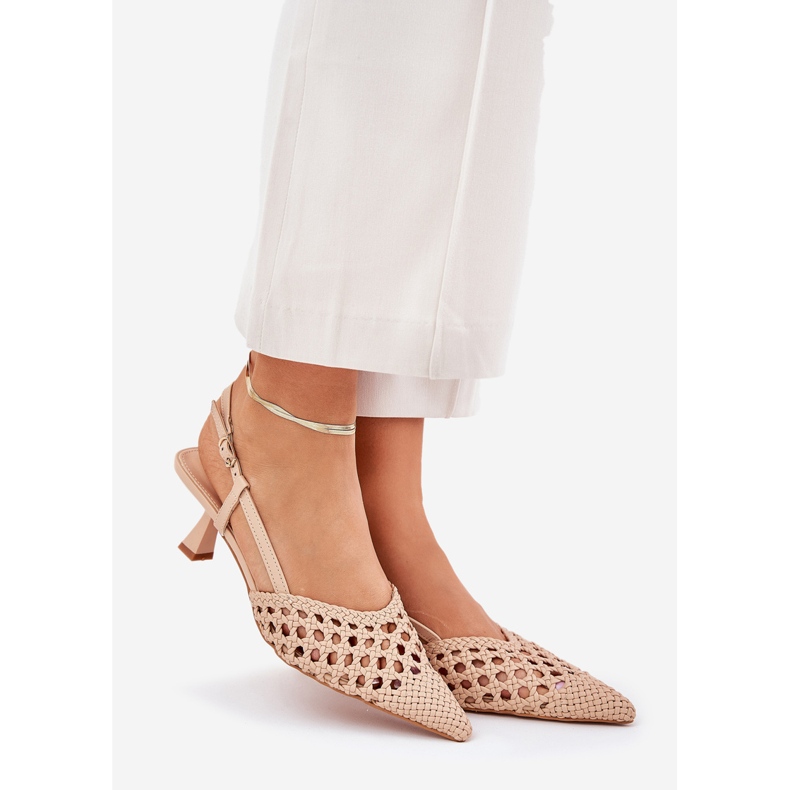 Hinques with a pointed toe and a beigeed heel 1