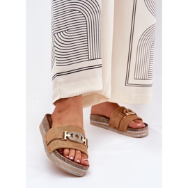 Women's flip flops with a golden detail on the Camel glitter platform brown 2