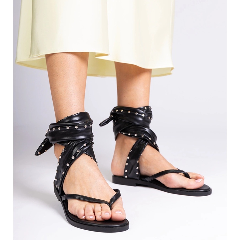 Black Japanese sandals tied around the leg 2