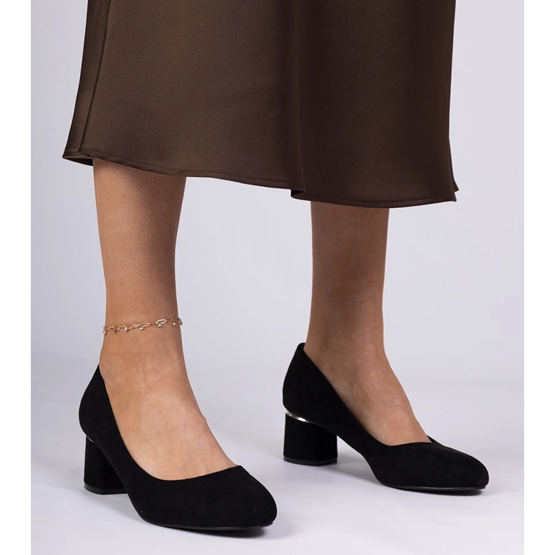 Black classic pumps on a low block 1