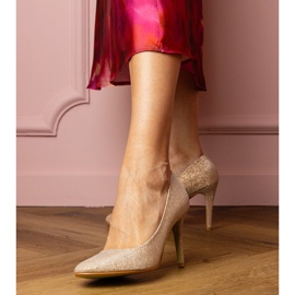 Champagne pumps on a brocade finish golden 1