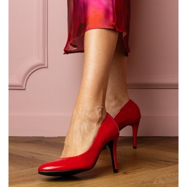 Red classic pumps varnished on a high heel 1