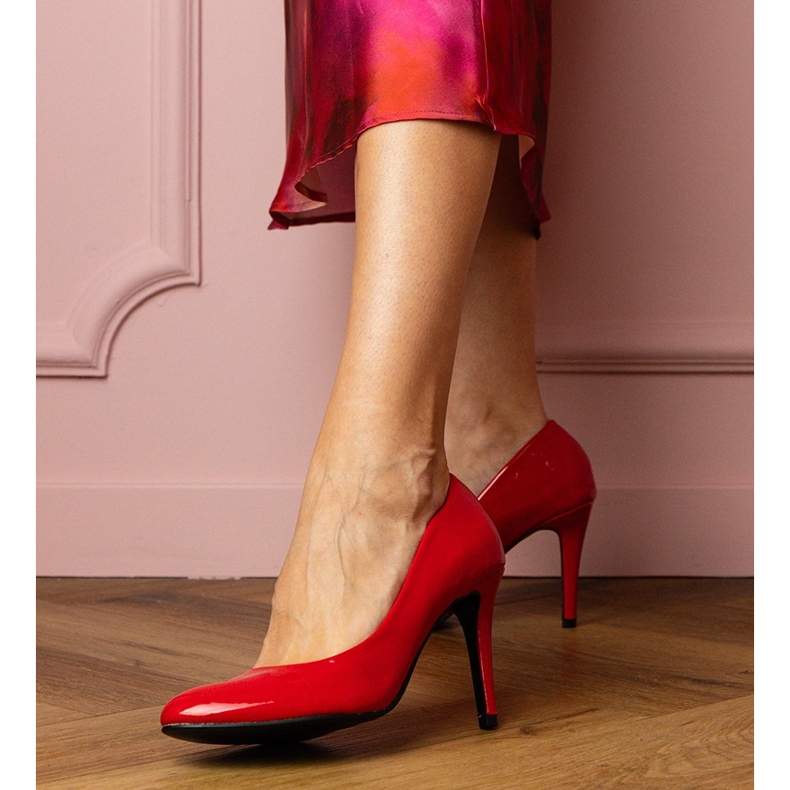Red classic pumps varnished on a high heel 1