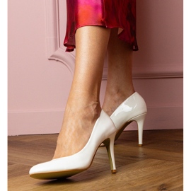 White classic pumps varnished on a pin 1