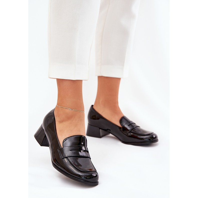 Low -heeled black pumps 1