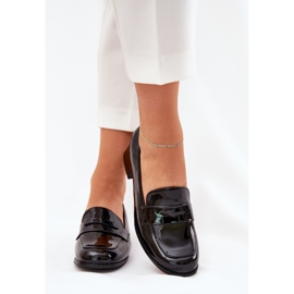 Low -heeled black pumps 2