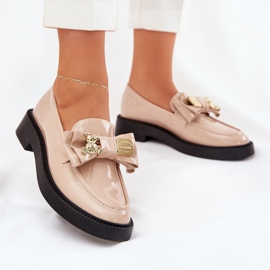 Painted loafers with a bow and a decorative beige brooch 2