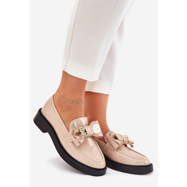 Painted loafers with a bow and a decorative beige brooch 1