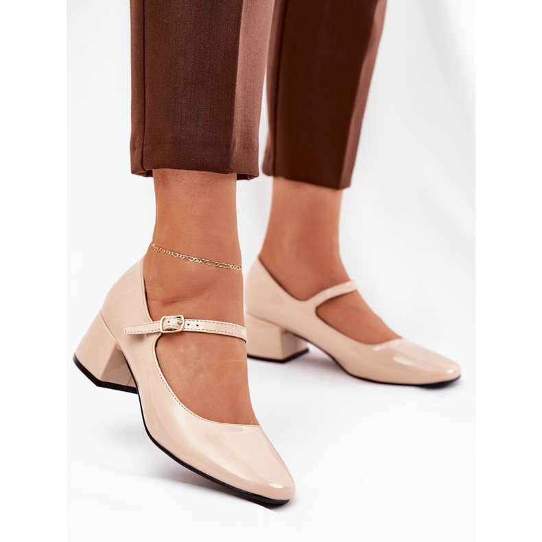 Painted pumps with a beige belt and buckle 2