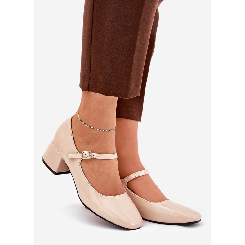 Painted pumps with a beige belt and buckle 1