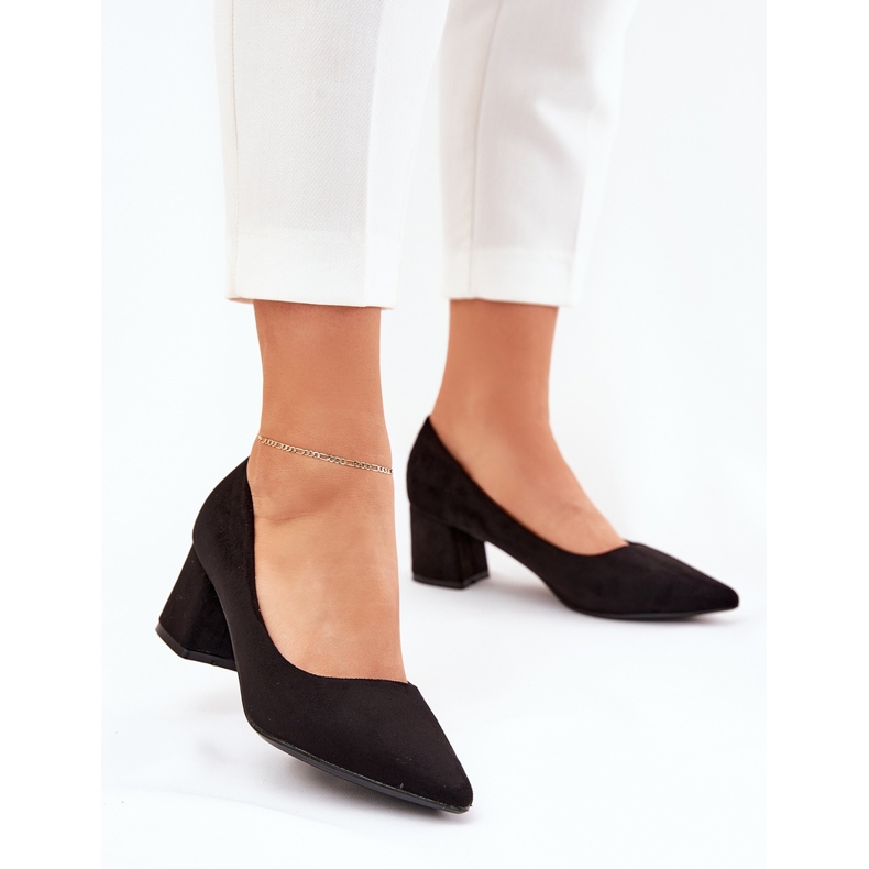 Women's pumps with pointed toes on the black post 2 Women's pumps with pointed toes on the black post 2