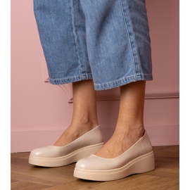 Beige -varnished shoes on the platform 1 Beige -varnished shoes on the platform 1