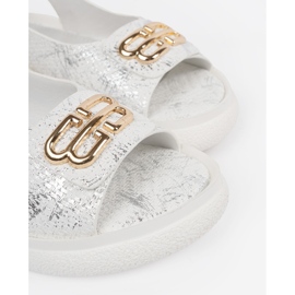 Goodin Flat sandals white with an ornament 1