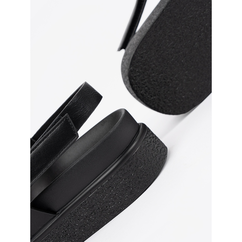 Goodin Classic sandals on the black platform 1