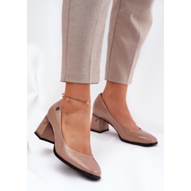 Leather varnished pumps on the Vinceza 91130 beige pillar 2