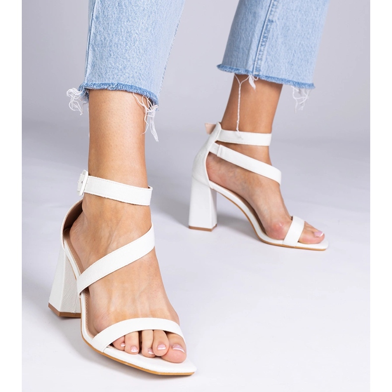 White sandals on the post with a buckle 1