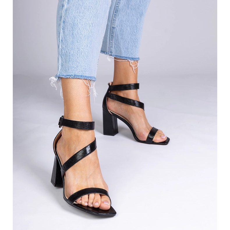 Black sandals on the post with a buckle 1